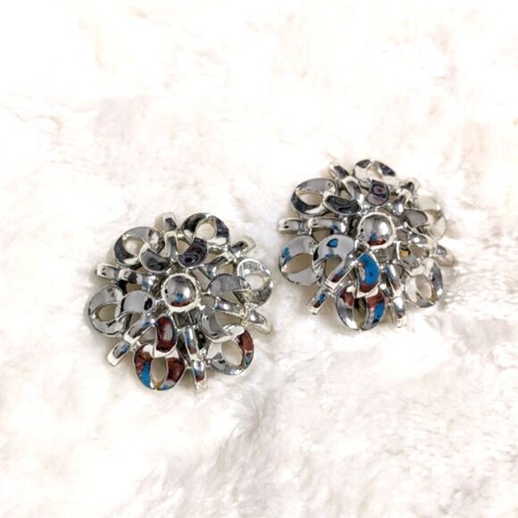Vintage 80's Rhodium Plated Floral Motif Domed Clip Earrings - Picture 4 of 11